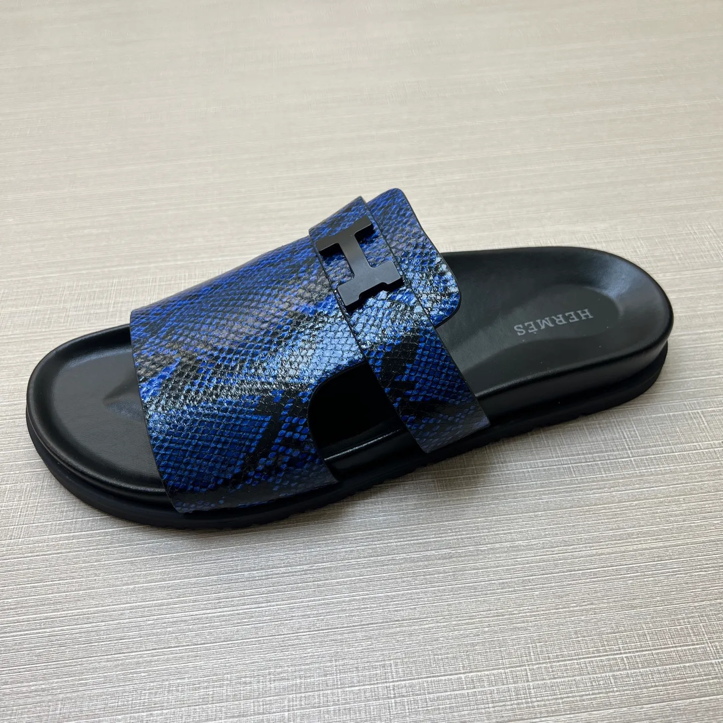 [H Family Hermès] P: 360💰 Size: 38-45 Hermes Men’s Kazimir Slippers - 2025 Summer New Hermès Same as the original version, with colored cowhide surface + rubber combined sole, handmade by master-level craftsmen! ❥High-end customization, exclusive products, the highest version in the industry.